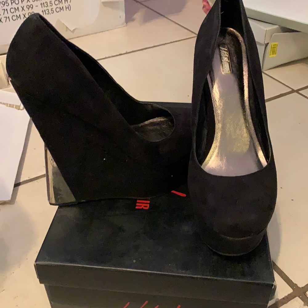 Super cute suede black wedges